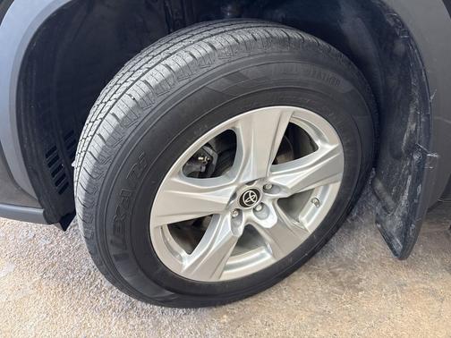 Midnight Black Metallic 2023 Toyota Highlander LE