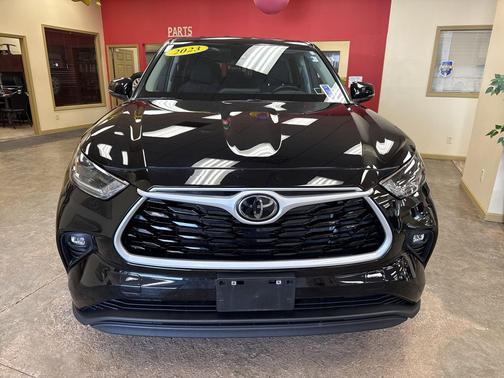 Midnight Black Metallic 2023 Toyota Highlander LE
