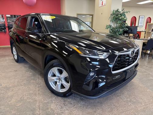 Midnight Black Metallic 2023 Toyota Highlander LE