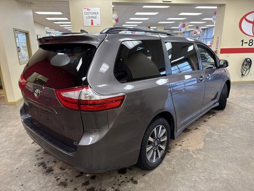 2018 Toyota Sienna LE