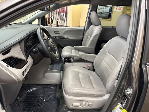 2017 Toyota Sienna XLE