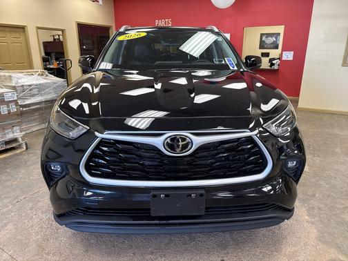 Midnight Black Metallic 2026 Toyota Highlander Hybrid XLE