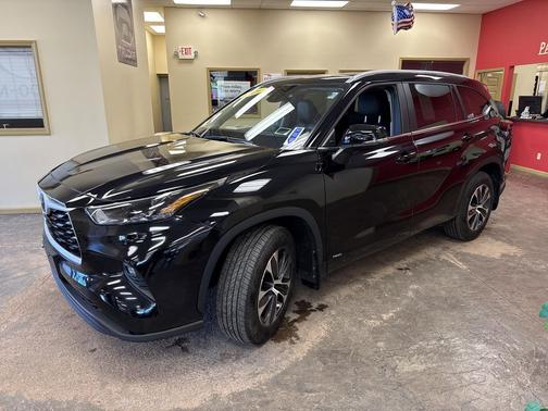 Midnight Black Metallic 2026 Toyota Highlander Hybrid XLE