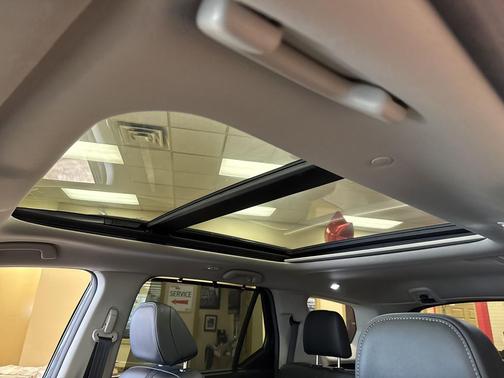 Crystal Black Pearl 2024 Honda Pilot Touring 8-Passenger