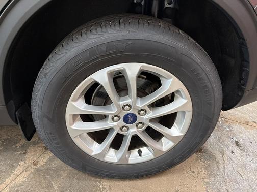 Carbonized Gray Metallic 2021 Ford Escape SE