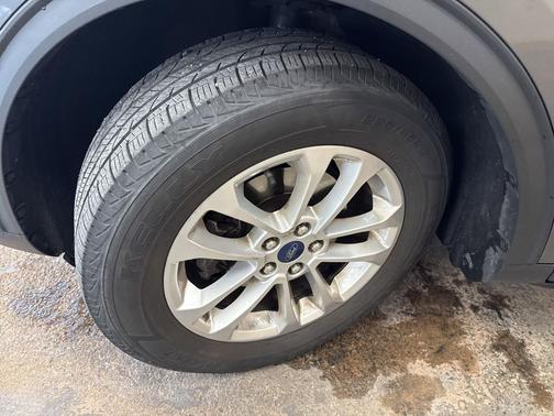Carbonized Gray Metallic 2021 Ford Escape SE