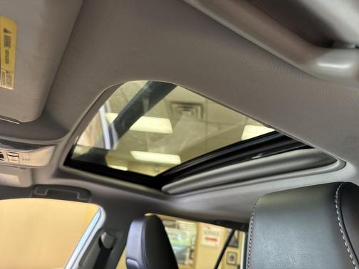 Blizzard Pearl 2021 Toyota RAV4 XLE Premium