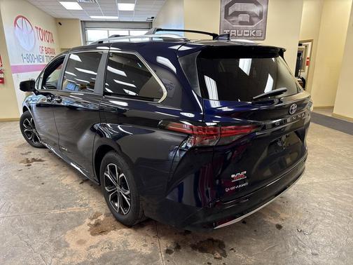 2025 Toyota Sienna Platinum