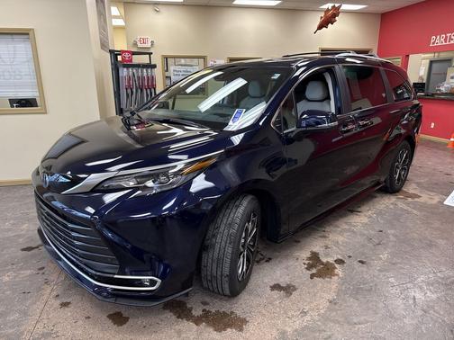 2025 Toyota Sienna Platinum