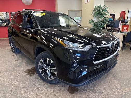 Midnight Black Metallic 2020 Toyota Highlander XLE