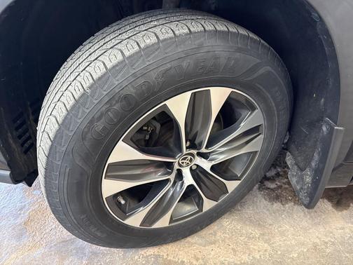 Midnight Black Metallic 2020 Toyota Highlander XLE