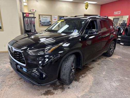 Midnight Black Metallic 2023 Toyota Highlander XLE