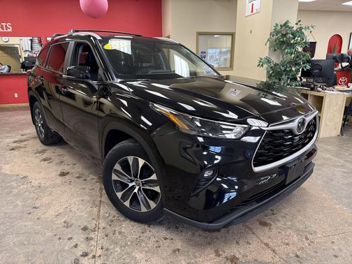 Midnight Black Metallic 2023 Toyota Highlander XLE