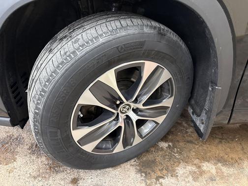 Midnight Black Metallic 2023 Toyota Highlander XLE