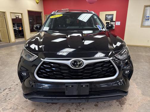 Midnight Black Metallic 2023 Toyota Highlander XLE