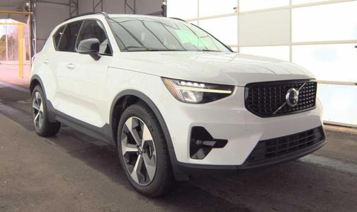 2023 Volvo XC40 B4 Ultimate Dark Theme