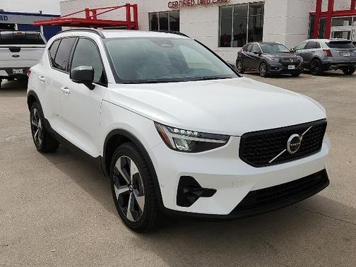 White 2023 Volvo XC40 B4 ULTIMATE DARK THEME