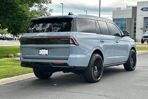 Gray Mist Metallic 2025 Lincoln Navigator Reserve