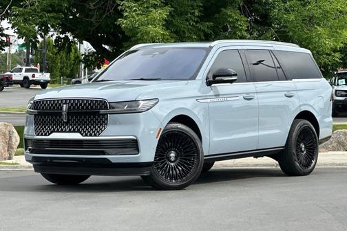 Gray Mist Metallic 2025 Lincoln Navigator Reserve