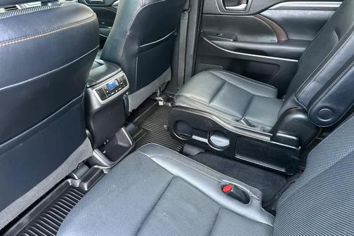 Midnight Black Metallic 2019 Toyota Highlander Limited Platinum