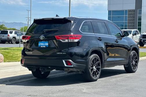 Midnight Black Metallic 2019 Toyota Highlander Limited Platinum