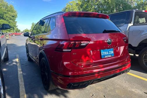 Kings Red 2024 Volkswagen Tiguan 2.0T SE R-Line Black