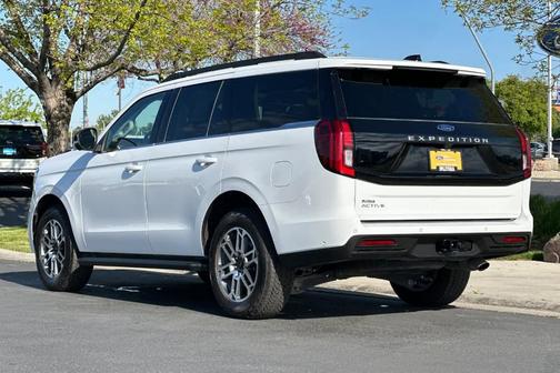 Oxford White 2025 Ford Expedition Active