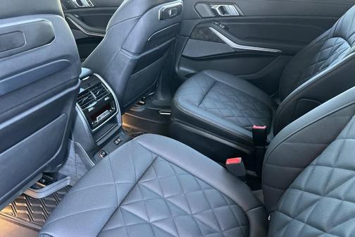 Alpine White 2024 BMW X7 xDrive40i