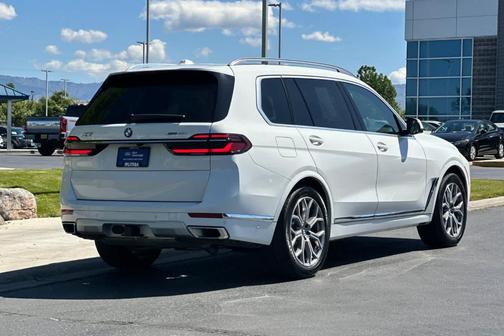 Alpine White 2024 BMW X7 xDrive40i