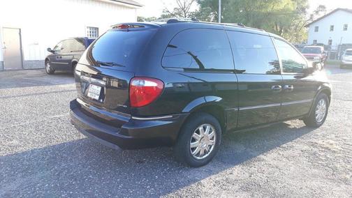 Brilliant Black Crystal Pearlcoat 2005 Chrysler Town & Country Limited