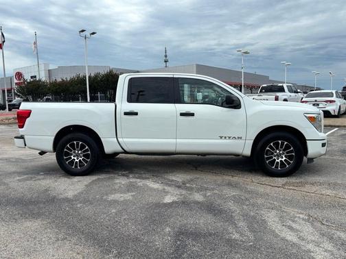 2023 Nissan Titan SV
