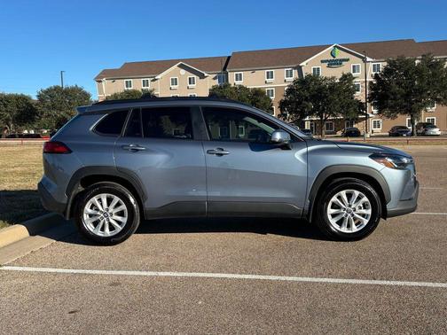 2024 Toyota Corolla Cross LE