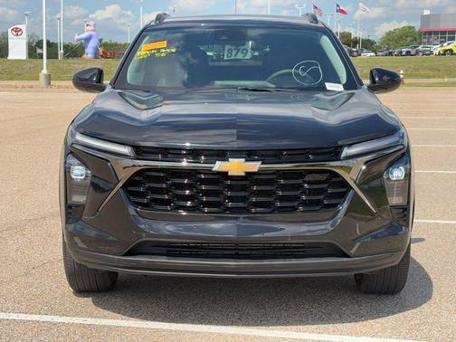 Mosaic Black Metallic 2025 Chevrolet Trax LT