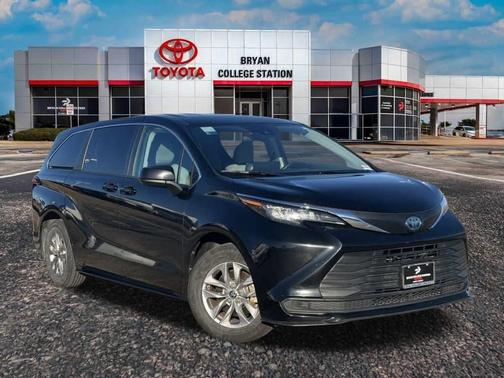 2022 Toyota Sienna LE