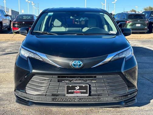 2022 Toyota Sienna LE