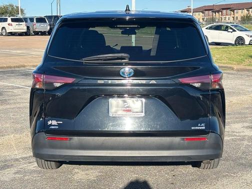 2022 Toyota Sienna LE