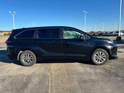 2022 Toyota Sienna LE