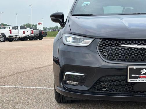 Diamond Black Crystal Pearlcoat 2025 Chrysler Pacifica L