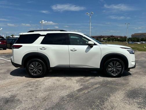 2024 Nissan Pathfinder SV