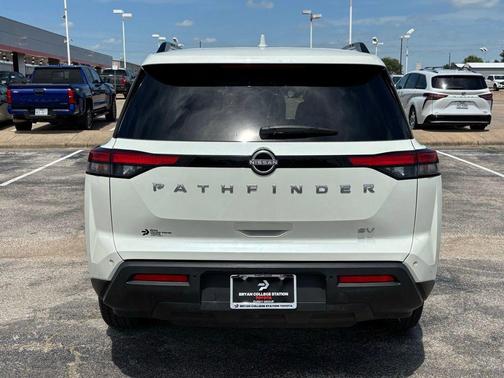 2024 Nissan Pathfinder SV