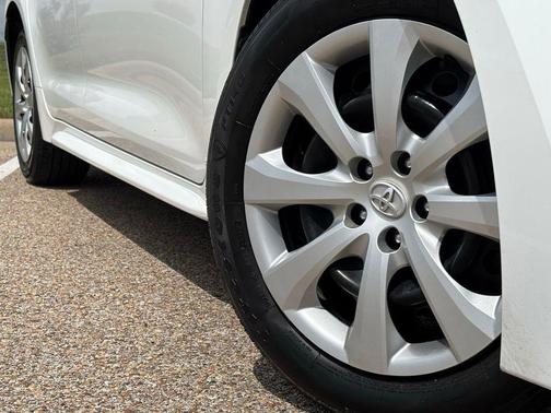 Ice Cap 2024 Toyota Corolla LE