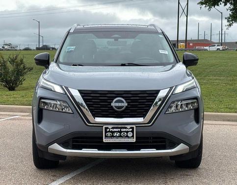 Boulder Gray Pearl/Super Black 2023 Nissan Rogue Platinum