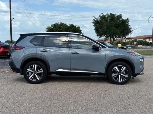 Boulder Gray Pearl/Super Black 2023 Nissan Rogue Platinum