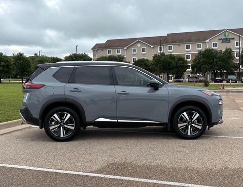 Boulder Gray Pearl/Super Black 2023 Nissan Rogue Platinum