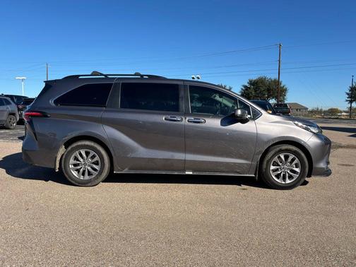 2022 Toyota Sienna XLE