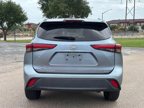 Moon Dust 2022 Toyota Highlander XLE