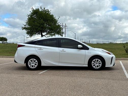 2022 Toyota Prius LE