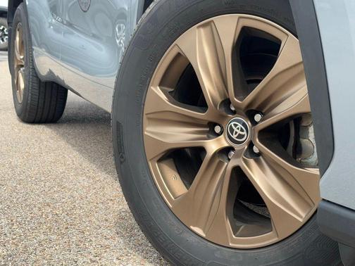 Cement 2023 Toyota Highlander Hybrid XLE