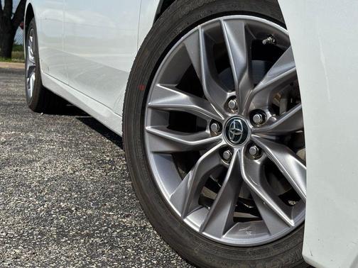 Wind Chill Pearl 2019 Toyota Avalon XLE