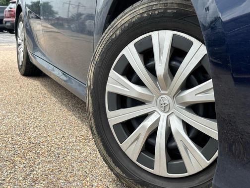 2022 Toyota Camry Hybrid LE